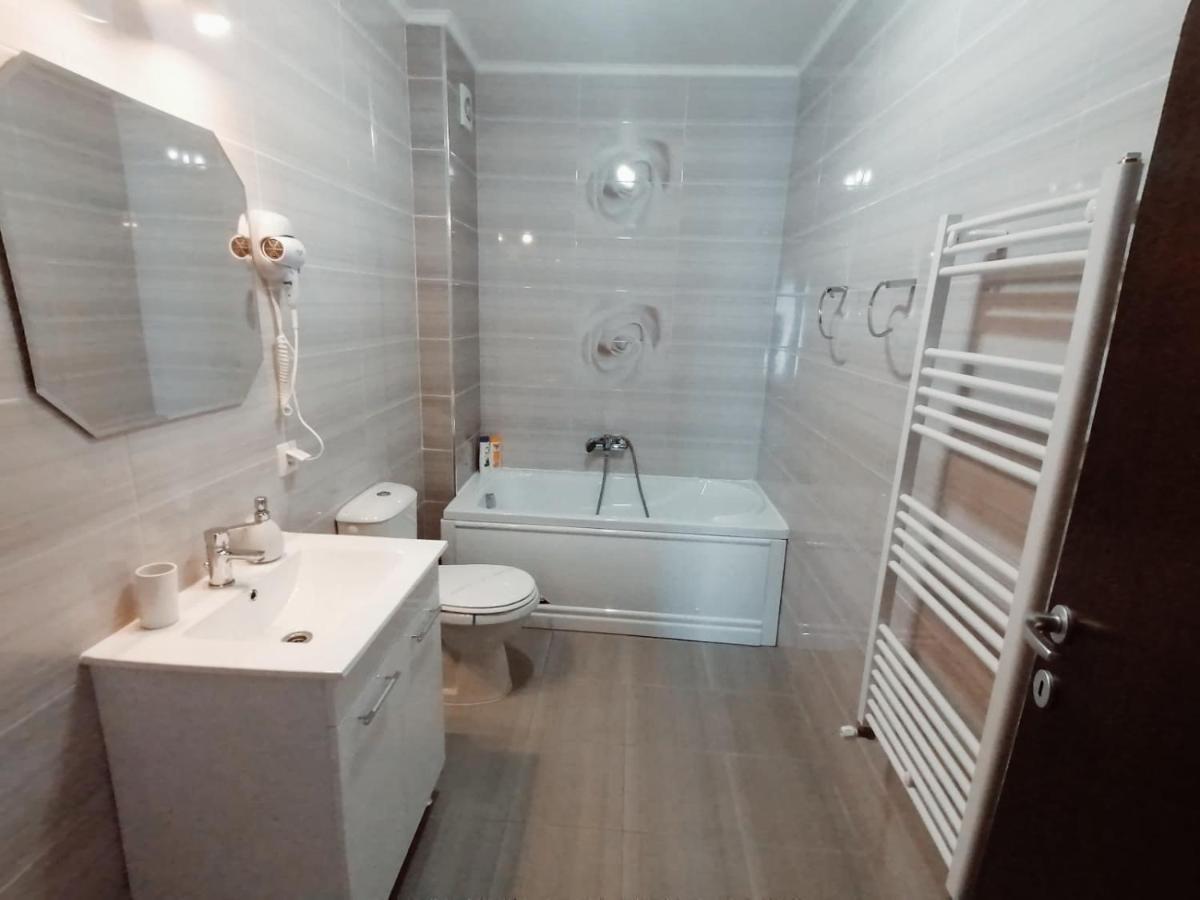 Ama Apartament Cu Terasa 50 Mp & Parcare Брашов Екстериор снимка